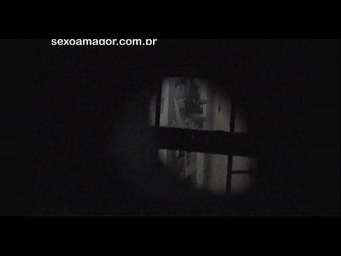 ❤️ Lourinho é filmado secretamente por um voyeur de bairro escondido atrás de tijolos ocos ☑ Porno russo em nós ️❤